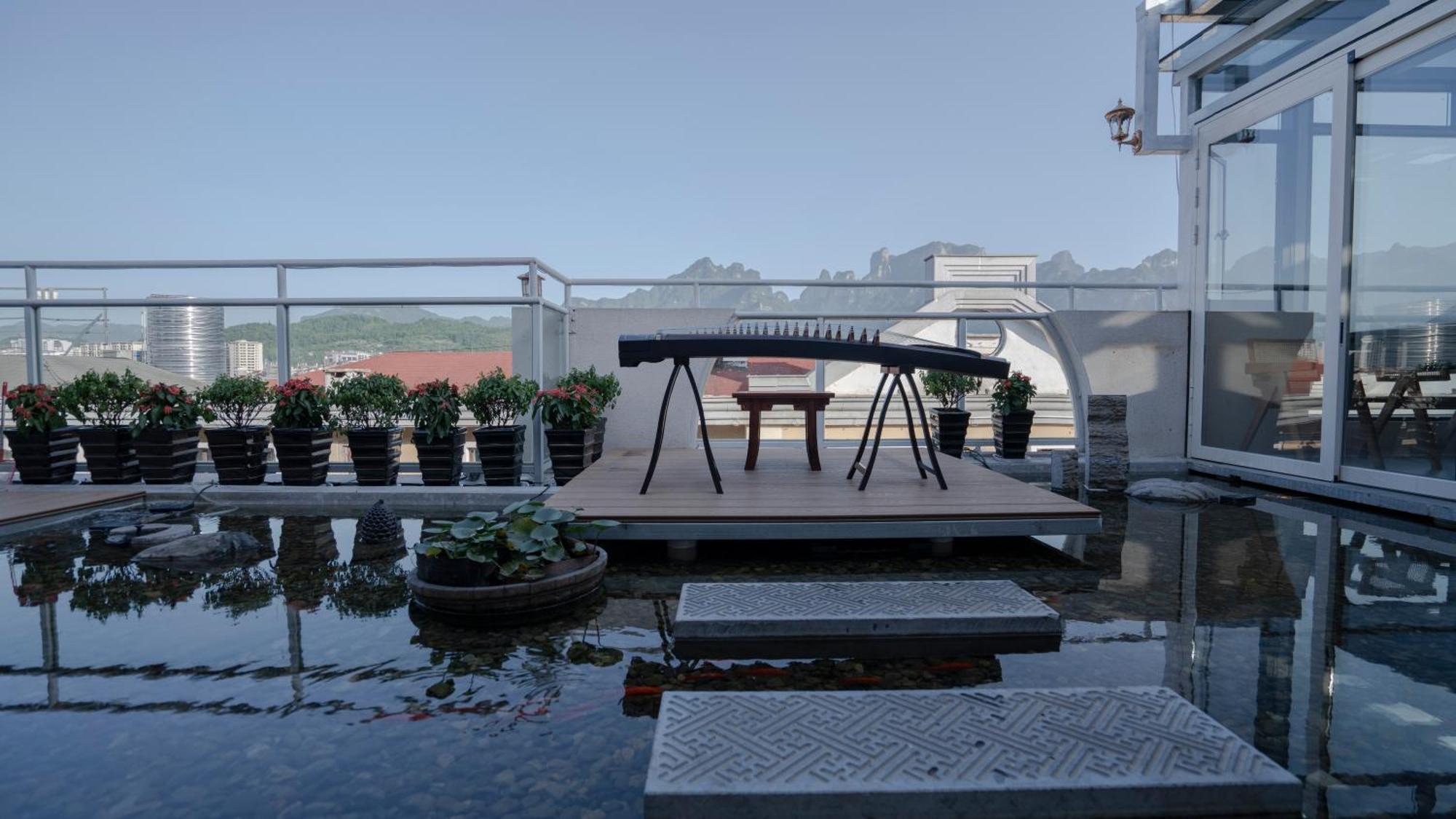 Patio Spring Holiday Inn -- Free Round Trip Pick-Up Service --Panoramic View Of Tianmen Mount Zhangjiajie Exterior photo