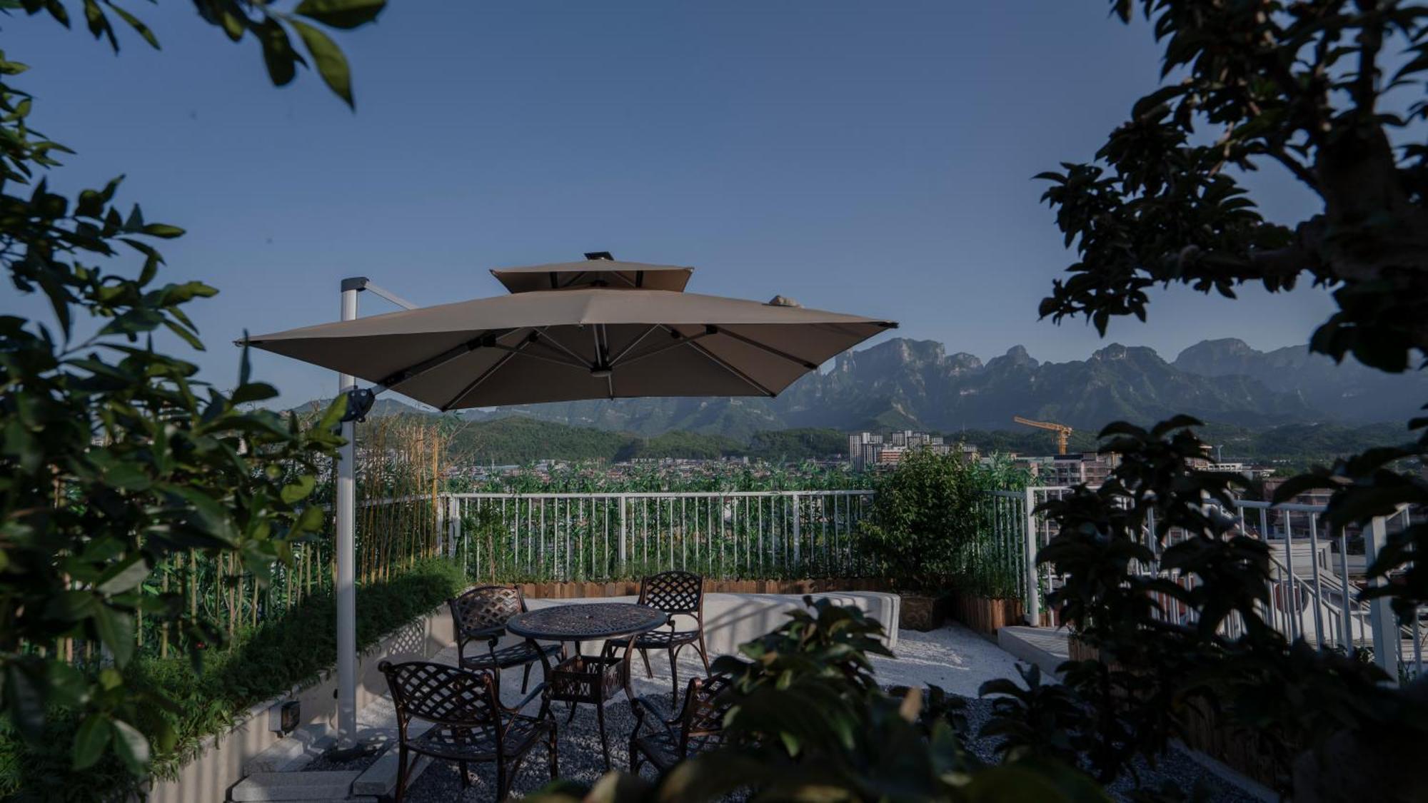 Patio Spring Holiday Inn -- Free Round Trip Pick-Up Service --Panoramic View Of Tianmen Mount Zhangjiajie Exterior photo