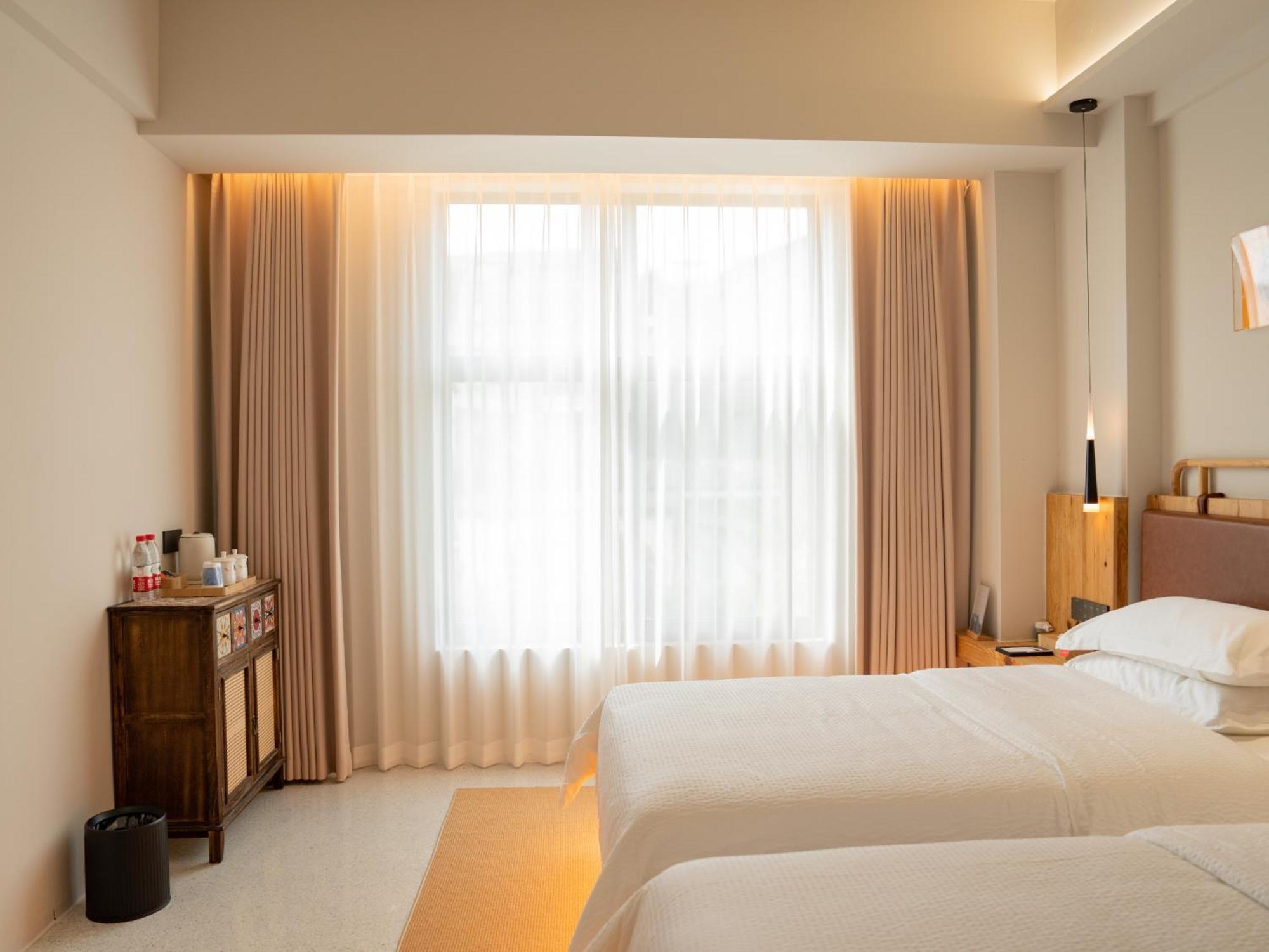 Patio Spring Holiday Inn -- Free Round Trip Pick-Up Service --Panoramic View Of Tianmen Mount Zhangjiajie Exterior photo
