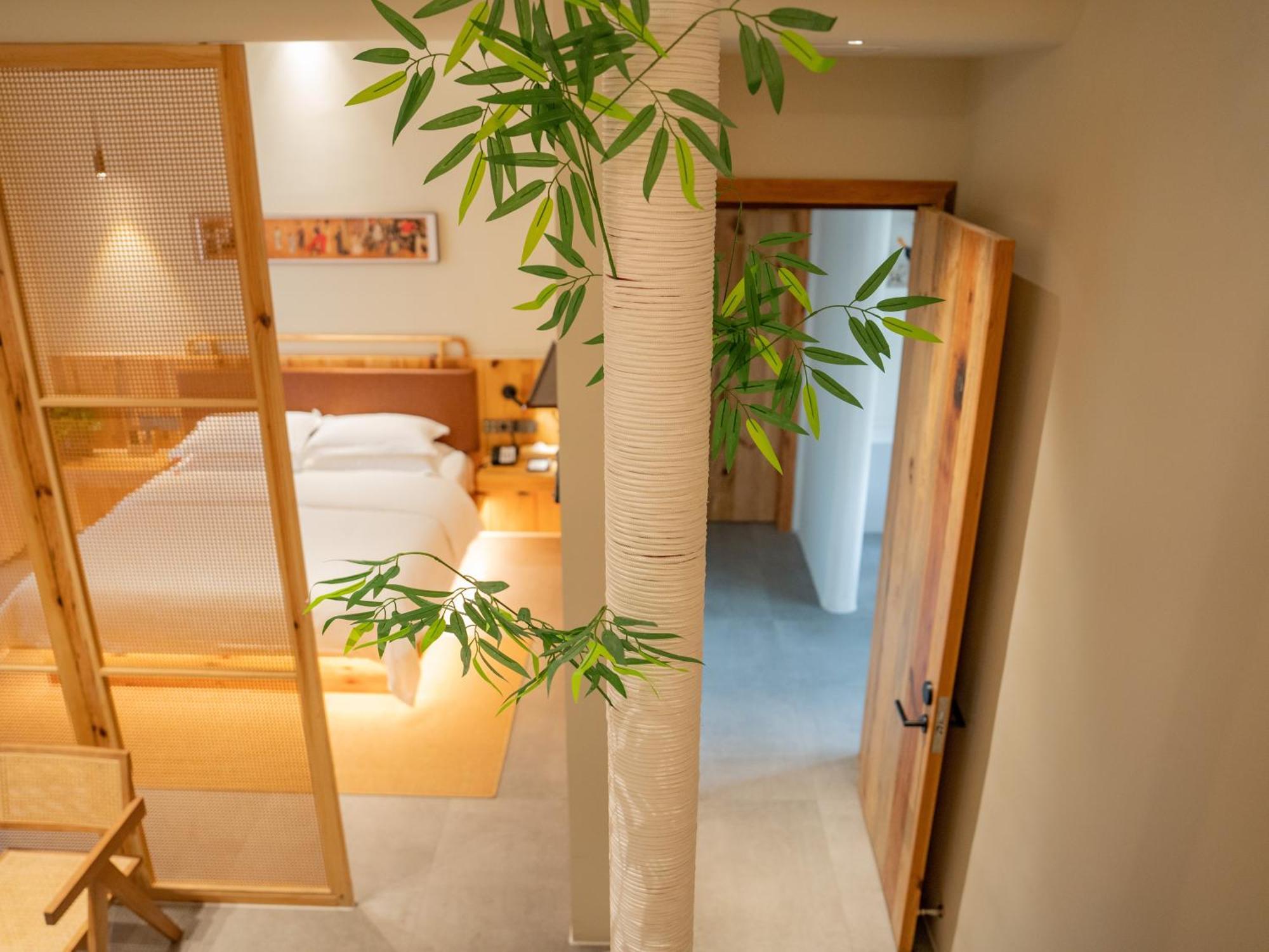 Patio Spring Holiday Inn -- Free Round Trip Pick-Up Service --Panoramic View Of Tianmen Mount Zhangjiajie Exterior photo