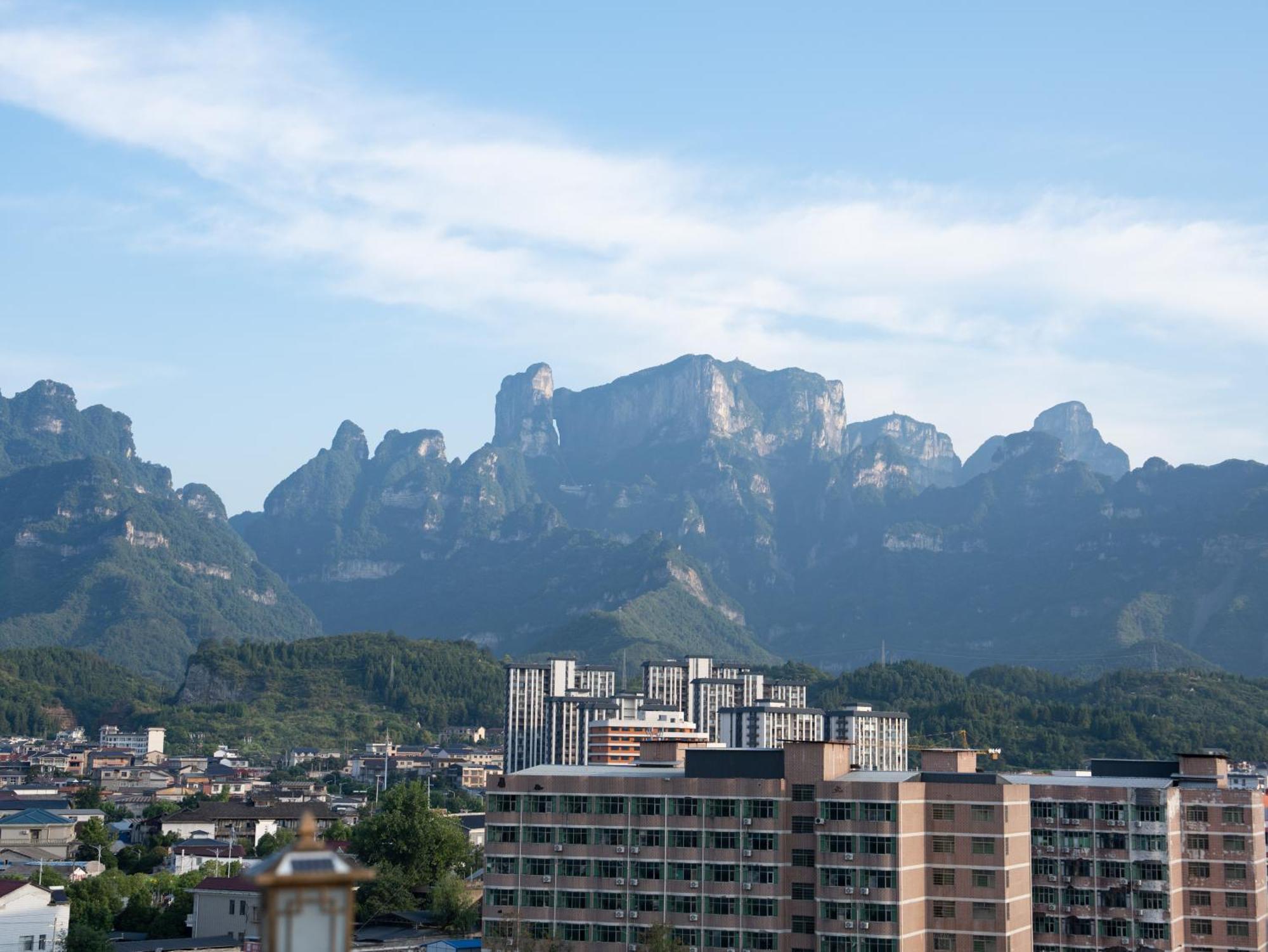 Patio Spring Holiday Inn -- Free Round Trip Pick-Up Service --Panoramic View Of Tianmen Mount Zhangjiajie Exterior photo